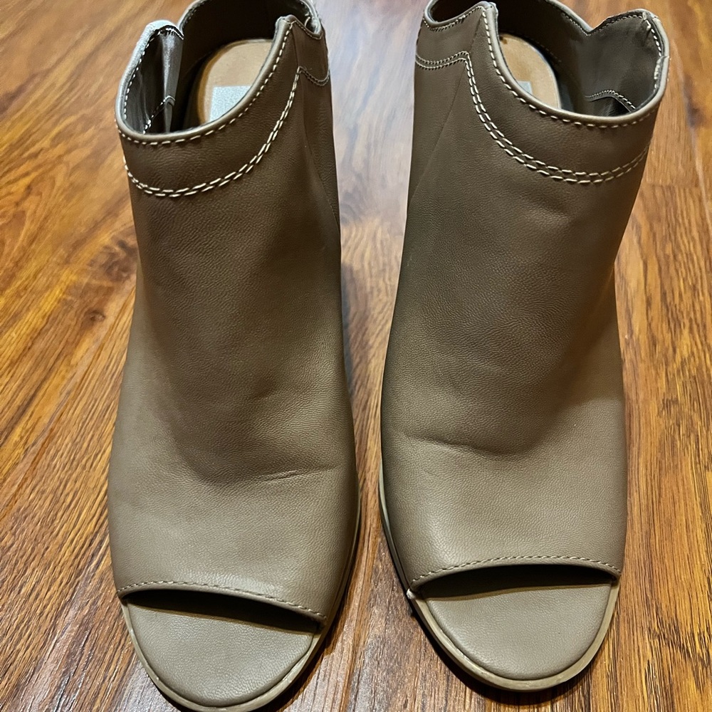 Worn DV byly Dolce Vita Size 8.5 Ankle Booties